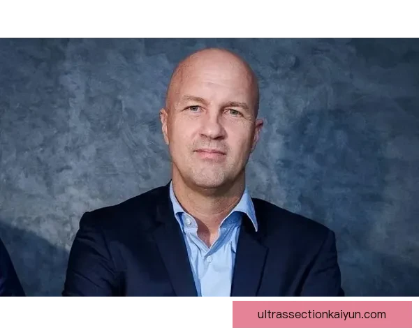 克鲁伊夫职业影响力持续提升，足球战术与理念备受关注